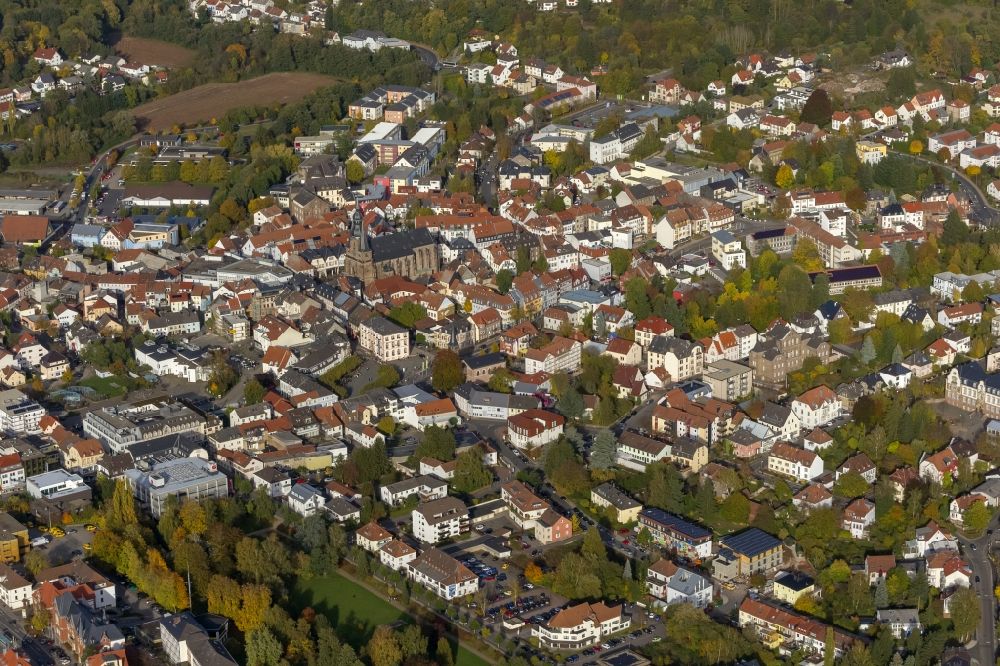 Luftaufnahme Sankt Wendel - Stadtansicht des Stadtzentrums mit der Hallen- Kirche Wendalinusbasilika - auch Wendelsdom genannt - in Sankt Wendel im Bundesland Saarland
