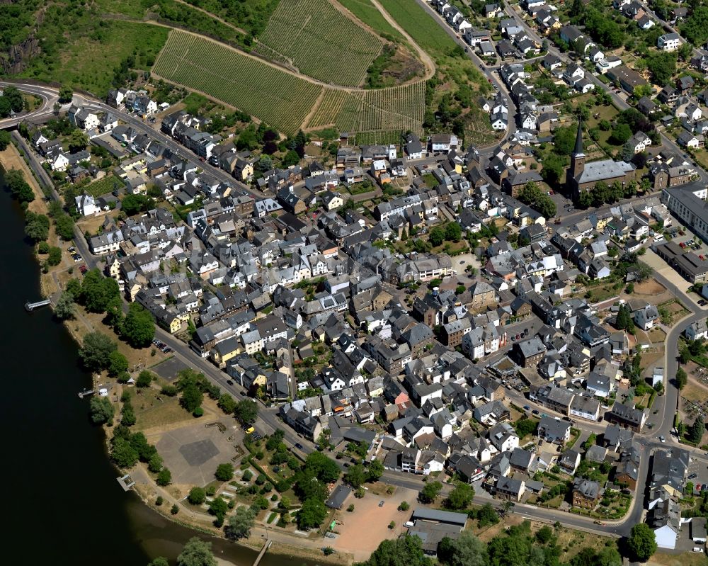 Luftaufnahme Treis-Karden - Stadtansicht von Treis-Karden am Flussverlauf der Mosel im Bundesland Rheinland-Pfalz