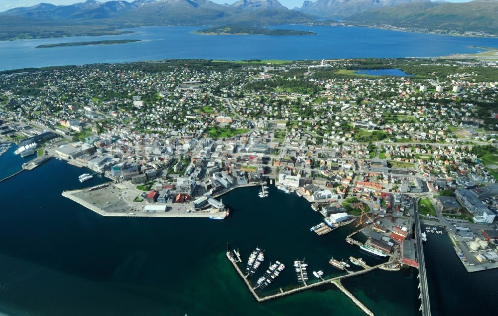 Luftaufnahme Tromso - Stadtansicht von Tromso in der Provinz Troms in Norwegen