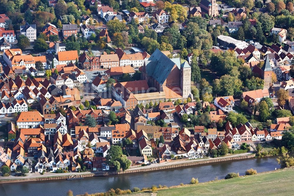 Luftaufnahme Verden (Aller) - Stadtansicht am Ufer des Flußverlaufes der Aller in Verden (Aller) im Bundesland Niedersachsen, Deutschland
