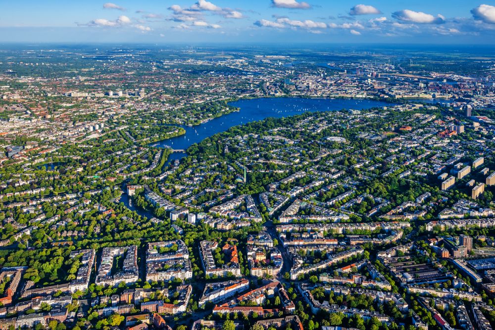 Hamburg aus der Vogelperspektive: Stadtansicht am Ufer des Flußverlaufes der Alster im Ortsteil Harvestehude in Hamburg, Deutschland