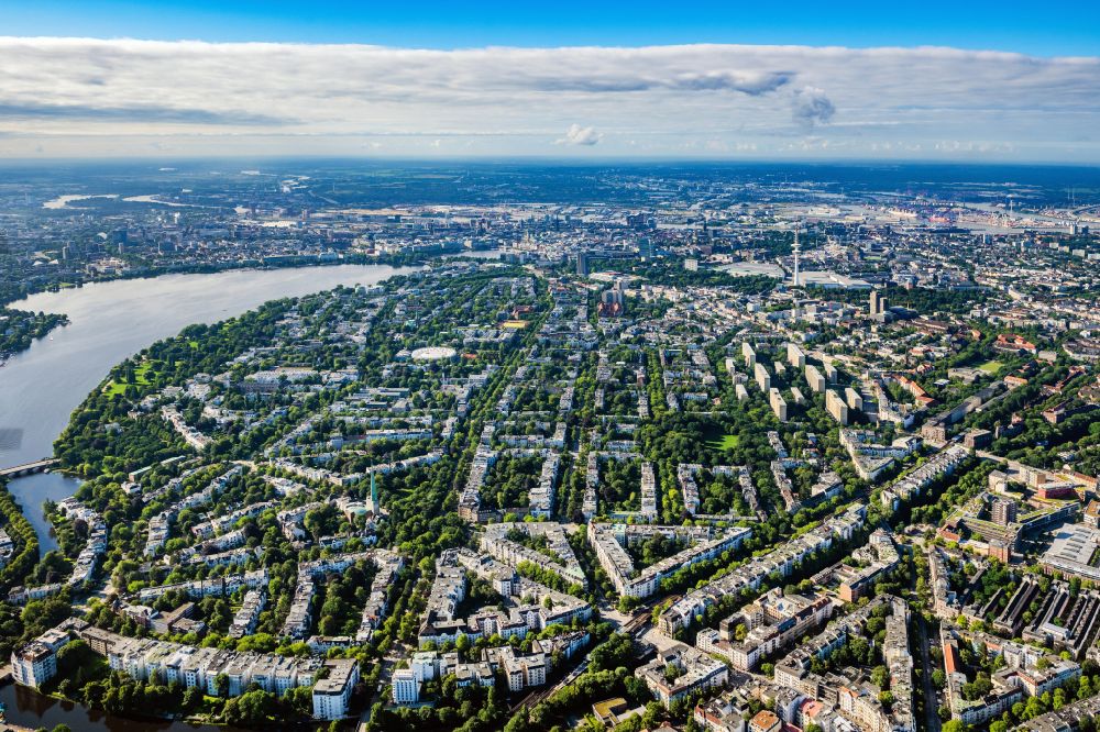 Luftaufnahme Hamburg - Stadtansicht am Ufer des Flußverlaufes der Alster im Ortsteil Harvestehude in Hamburg, Deutschland