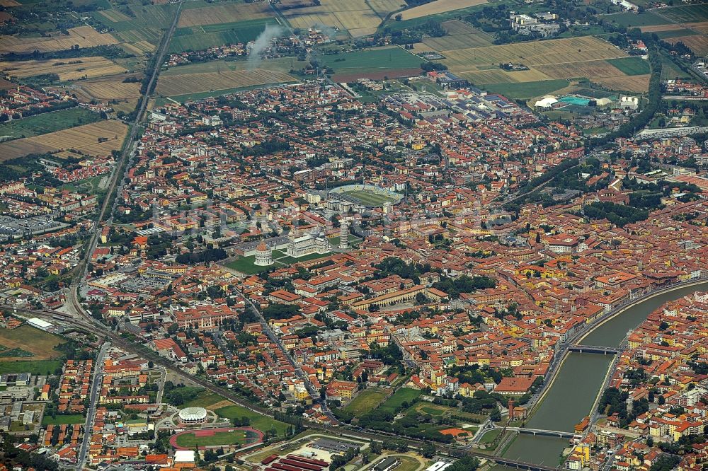 Pisa aus der Vogelperspektive: Stadtansicht am Ufer des Flußverlaufes der Arno in Pisa in Toskana, Italien