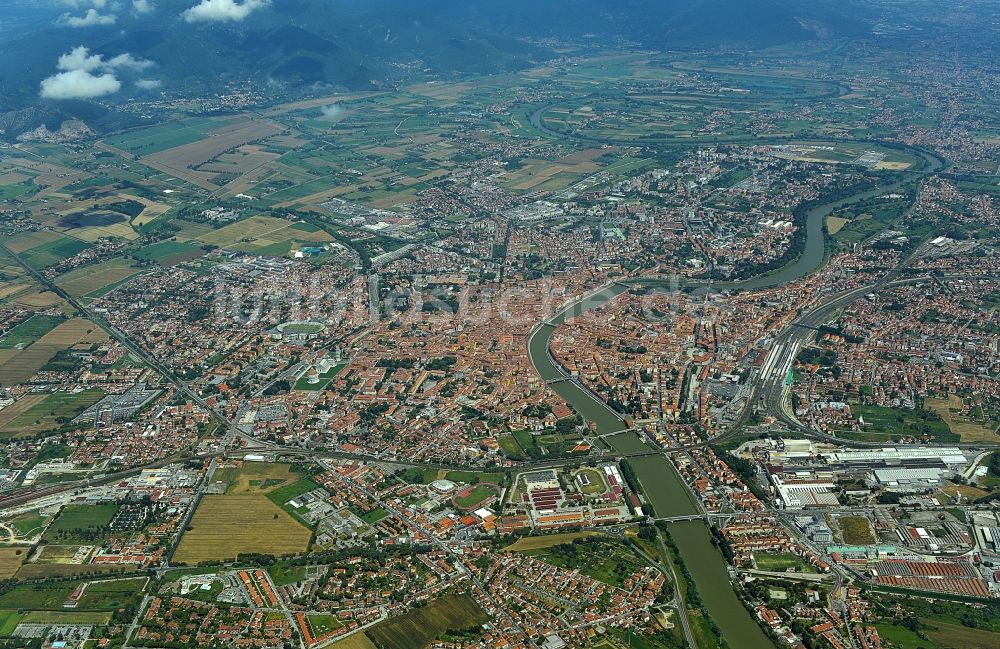 Luftbild Pisa - Stadtansicht am Ufer des Flußverlaufes der Arno in Pisa in Toskana, Italien