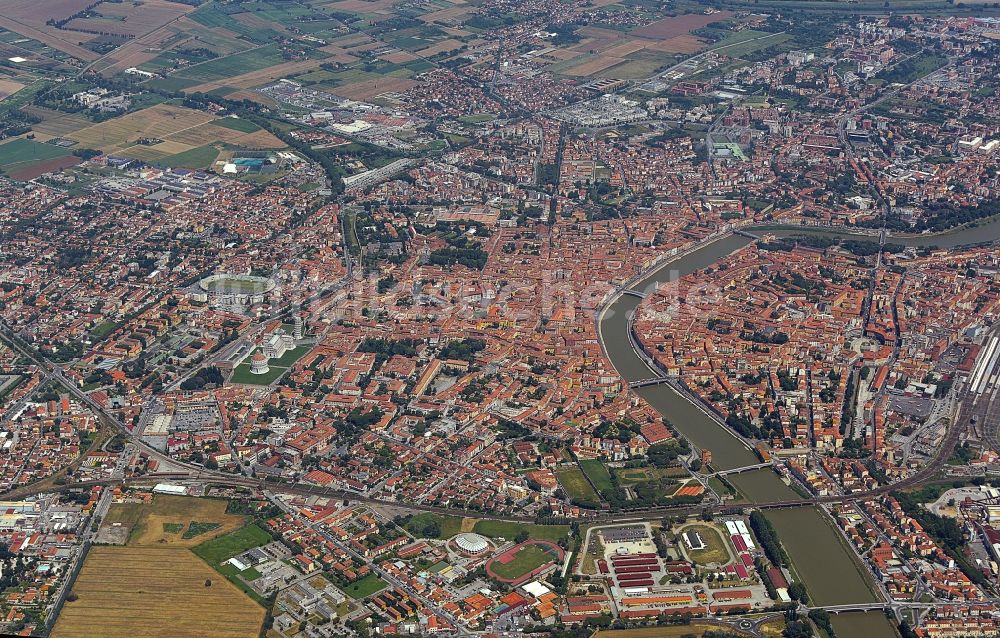 Luftaufnahme Pisa - Stadtansicht am Ufer des Flußverlaufes der Arno in Pisa in Toskana, Italien