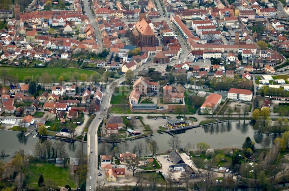 Beeskow aus der Vogelperspektive: Stadtansicht am Ufer des Flußverlaufes in Beeskow im Bundesland Brandenburg, Deutschland
