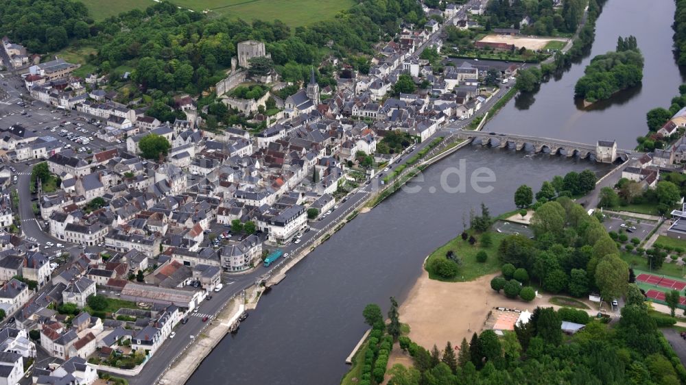 Montrichard Val de Cher aus der Vogelperspektive: Stadtansicht am Ufer des Flußverlaufes Cher in Montrichard Val de Cher in Centre-Val de Loire, Frankreich