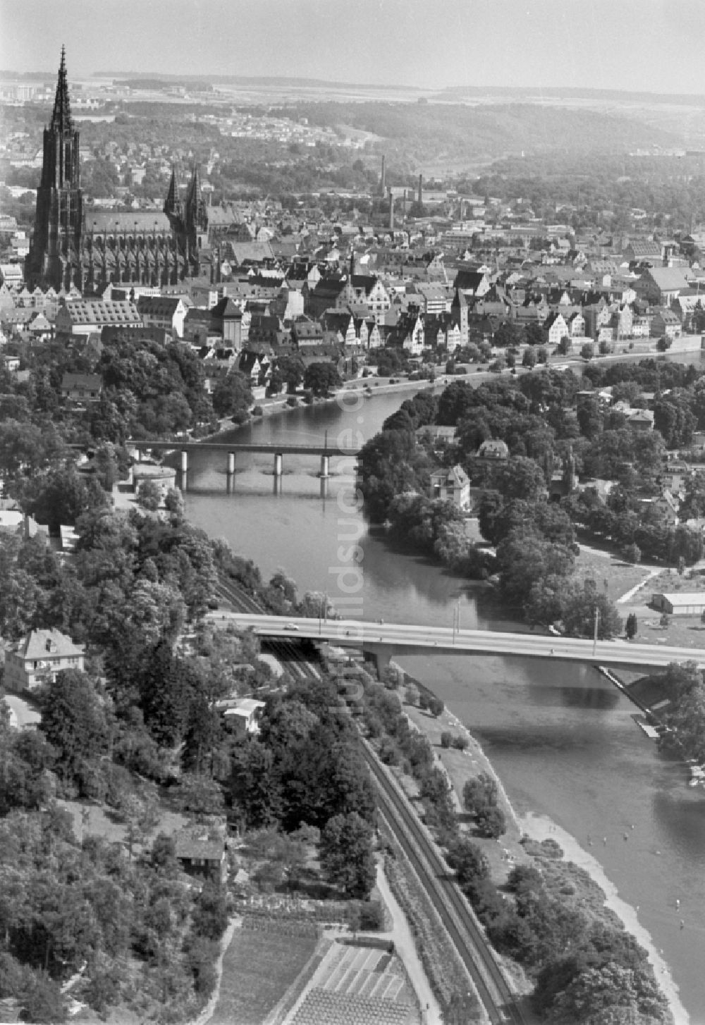 Luftaufnahme Ulm - Stadtansicht am Ufer des Flußverlaufes der Donau mit der Kathedrale Ulmer Münster in Ulm im Bundesland Baden-Württemberg, Deutschland