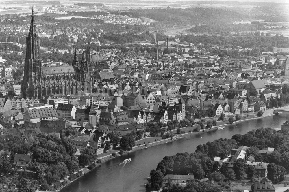 Luftbild Ulm - Stadtansicht am Ufer des Flußverlaufes der Donau mit der Kathedrale Ulmer Münster in Ulm im Bundesland Baden-Württemberg, Deutschland