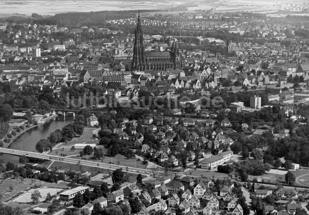 Luftbild Ulm - Stadtansicht am Ufer des Flußverlaufes der Donau mit der Kathedrale Ulmer Münster in Ulm im Bundesland Baden-Württemberg, Deutschland
