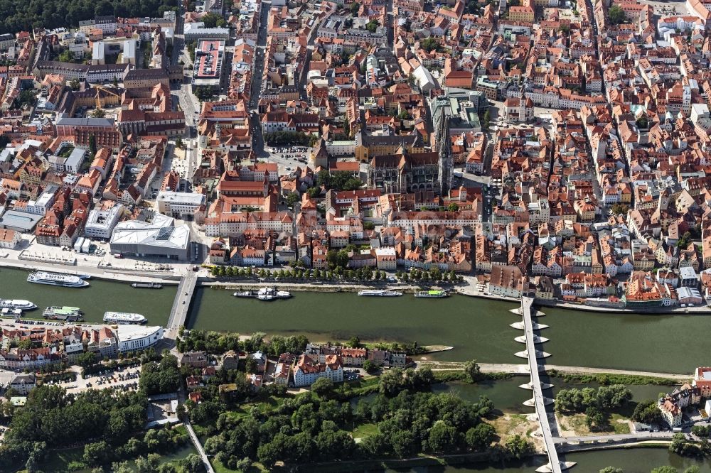 Luftaufnahme Regensburg - Stadtansicht am Ufer des Flußverlaufes der Donau in Regensburg im Bundesland Bayern, Deutschland