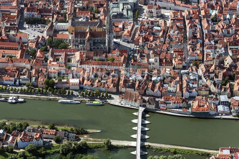 Luftbild Regensburg - Stadtansicht am Ufer des Flußverlaufes der Donau in Regensburg im Bundesland Bayern, Deutschland