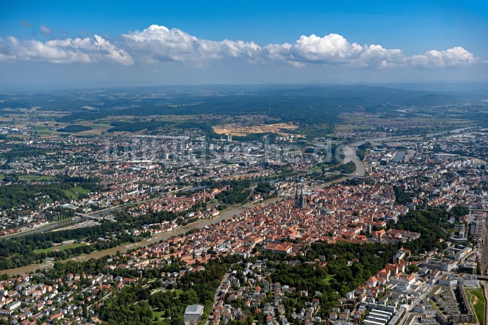 Regensburg aus der Vogelperspektive: Stadtansicht am Ufer des Flußverlaufes der Donau in Regensburg im Bundesland Bayern, Deutschland