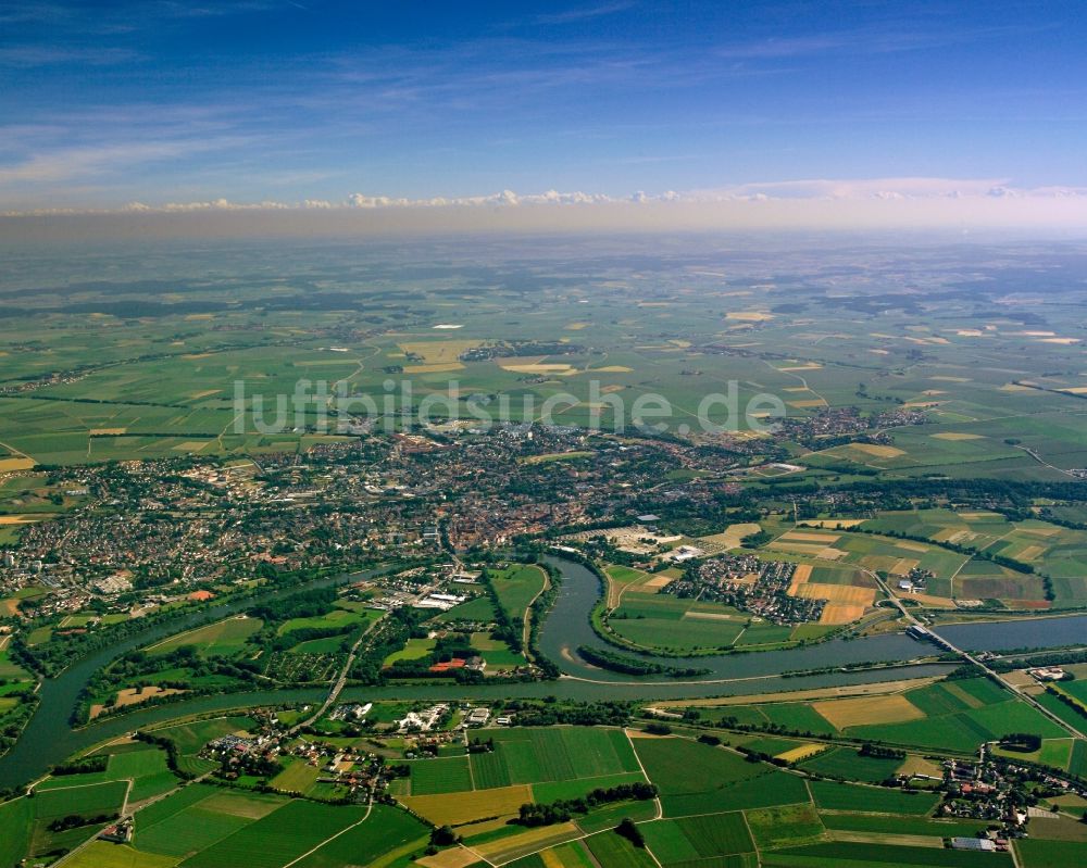Straubing von oben - Stadtansicht am Ufer des Flussverlaufes der Donau in Straubing im Bundesland Bayern, Deutschland