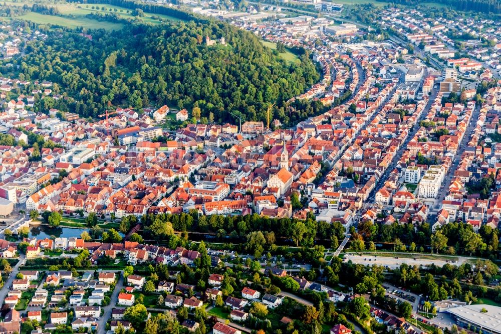 Luftbild Tuttlingen - Stadtansicht am Ufer des Flußverlaufes der Donau in Tuttlingen im Bundesland Baden-Württemberg, Deutschland