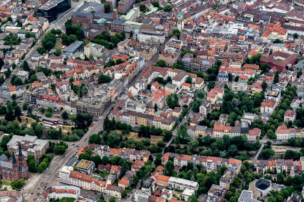 Luftbild Freiburg im Breisgau - Stadtansicht am Ufer des Flußverlaufes der Dreisam entlang in Freiburg im Breisgau im Bundesland Baden-Württemberg, Deutschland