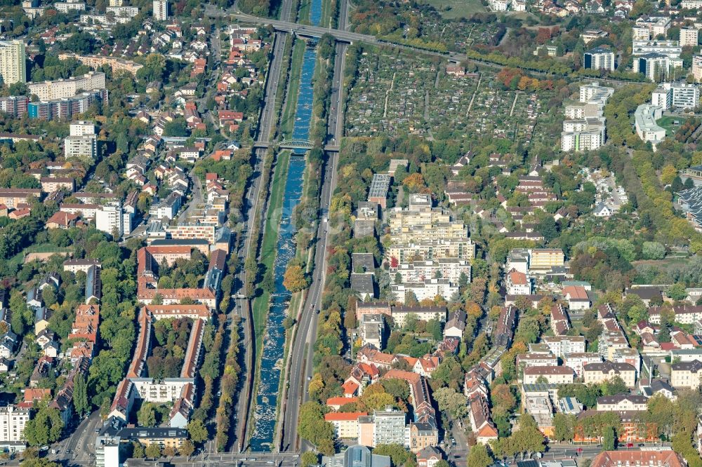 Luftbild Freiburg im Breisgau - Stadtansicht am Ufer des Flußverlaufes der Dreisam in Freiburg im Breisgau im Bundesland Baden-Württemberg, Deutschland