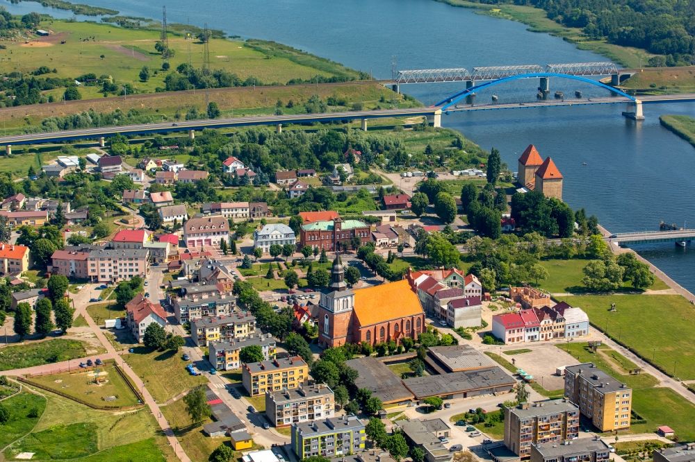 Luftaufnahme Wolin - Wollin - Stadtansicht am Ufer des Flußverlaufes der Dziwna in Wolin - Wollin in Westpommern, Polen