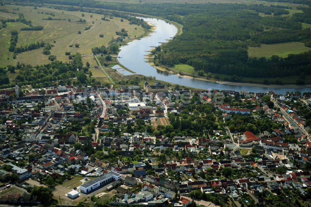 Coswig (Anhalt) von oben - Stadtansicht am Ufer des Flußverlaufes der Elbe in Coswig (Anhalt) im Bundesland Sachsen-Anhalt, Deutschland