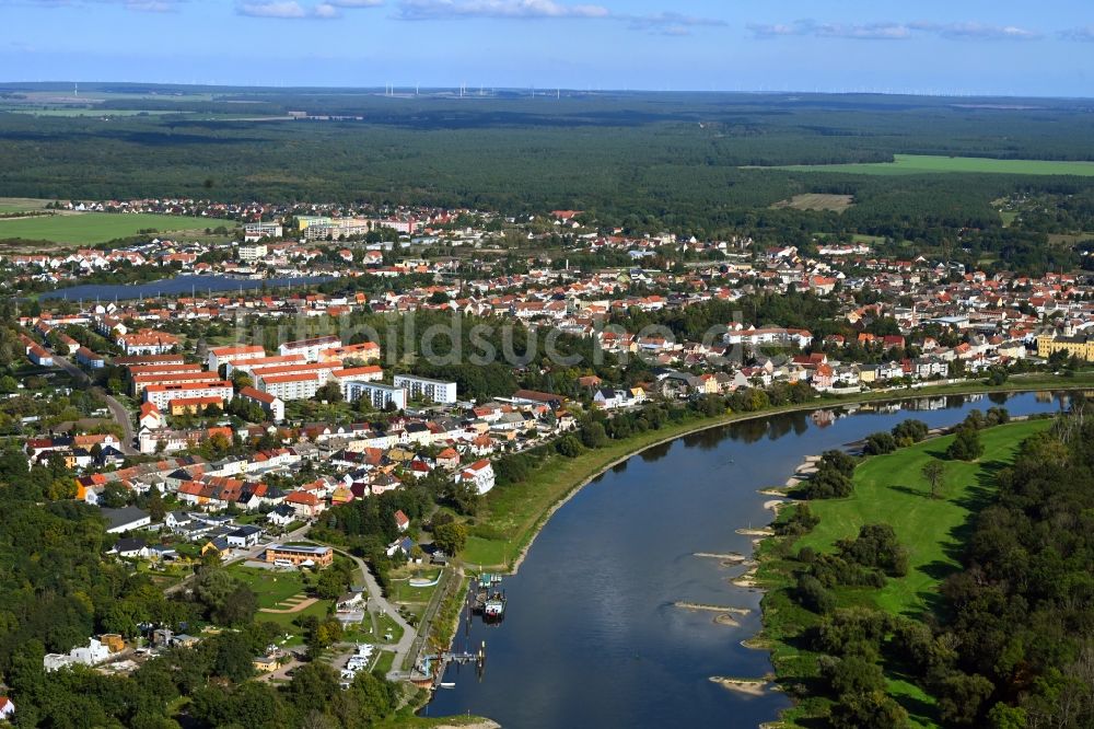 Luftaufnahme Coswig (Anhalt) - Stadtansicht am Ufer des Flußverlaufes der Elbe in Coswig (Anhalt) im Bundesland Sachsen-Anhalt, Deutschland