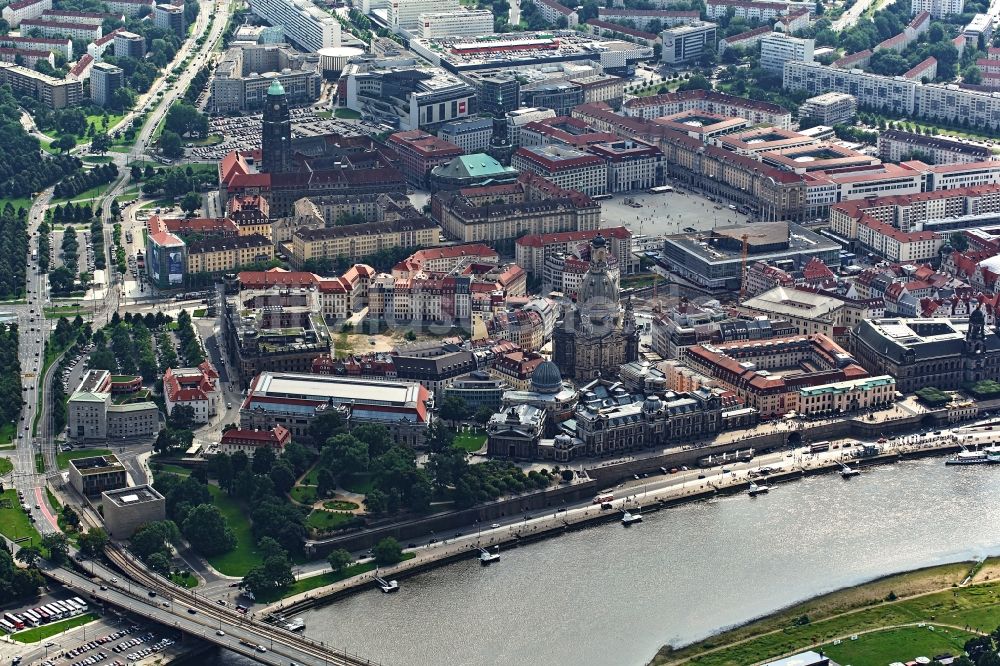 Dresden von oben - Stadtansicht am Ufer des Flußverlaufes der Elbe in Dresden im Bundesland Sachsen, Deutschland