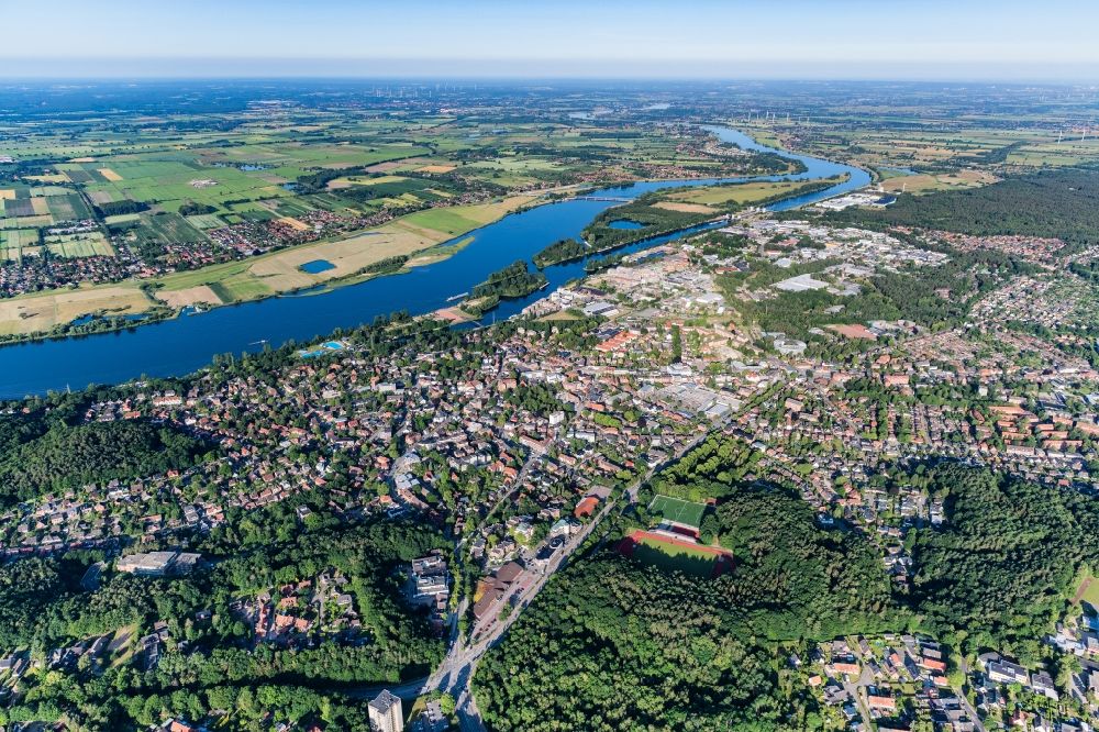 Luftaufnahme Geesthacht - Stadtansicht am Ufer des Flußverlaufes Elbe in Geesthacht im Bundesland Schleswig-Holstein, Deutschland