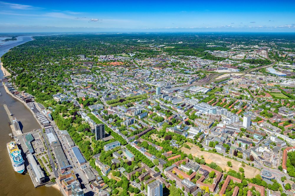 Luftbild Hamburg - Stadtansicht am Ufer des Flußverlaufes der Elbe in Hamburg, Deutschland