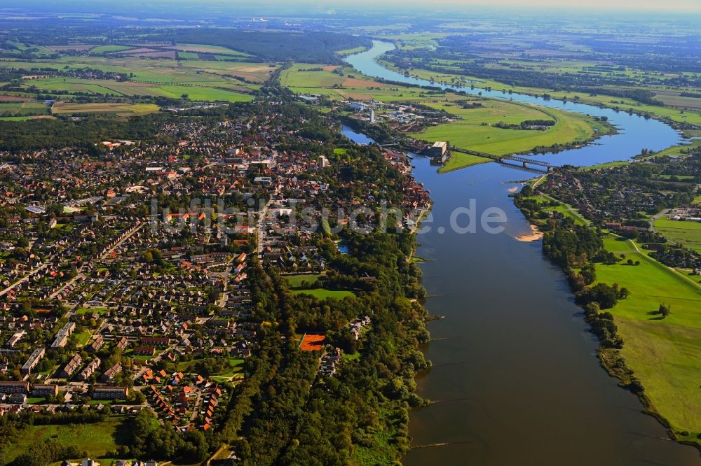 Luftaufnahme Lauenburg/Elbe - Stadtansicht am Ufer des Flußverlaufes der Elbe in Lauenburg/Elbe im Bundesland Schleswig-Holstein, Deutschland