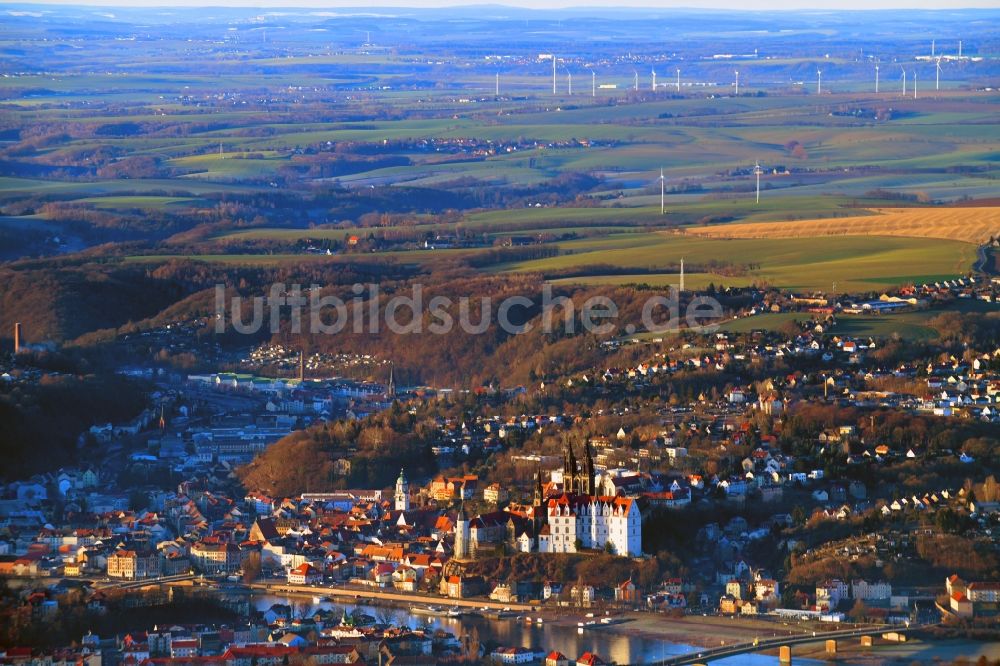 Meißen aus der Vogelperspektive: Stadtansicht am Ufer des Flußverlaufes der Elbe in Meißen im Bundesland Sachsen, Deutschland