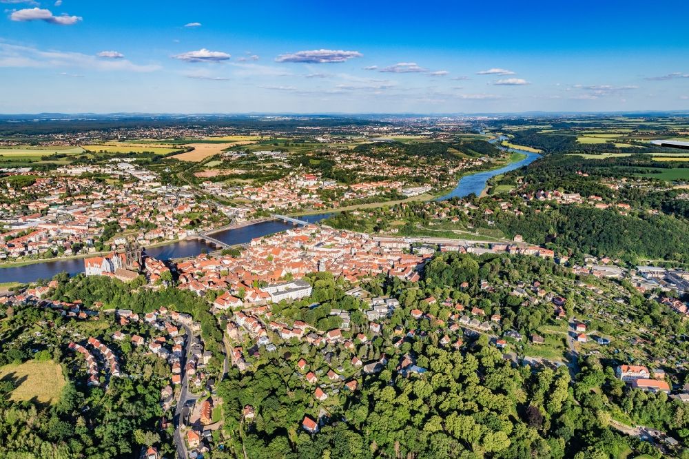 Meißen von oben - Stadtansicht am Ufer des Flußverlaufes Elbe in Meißen im Bundesland Sachsen, Deutschland