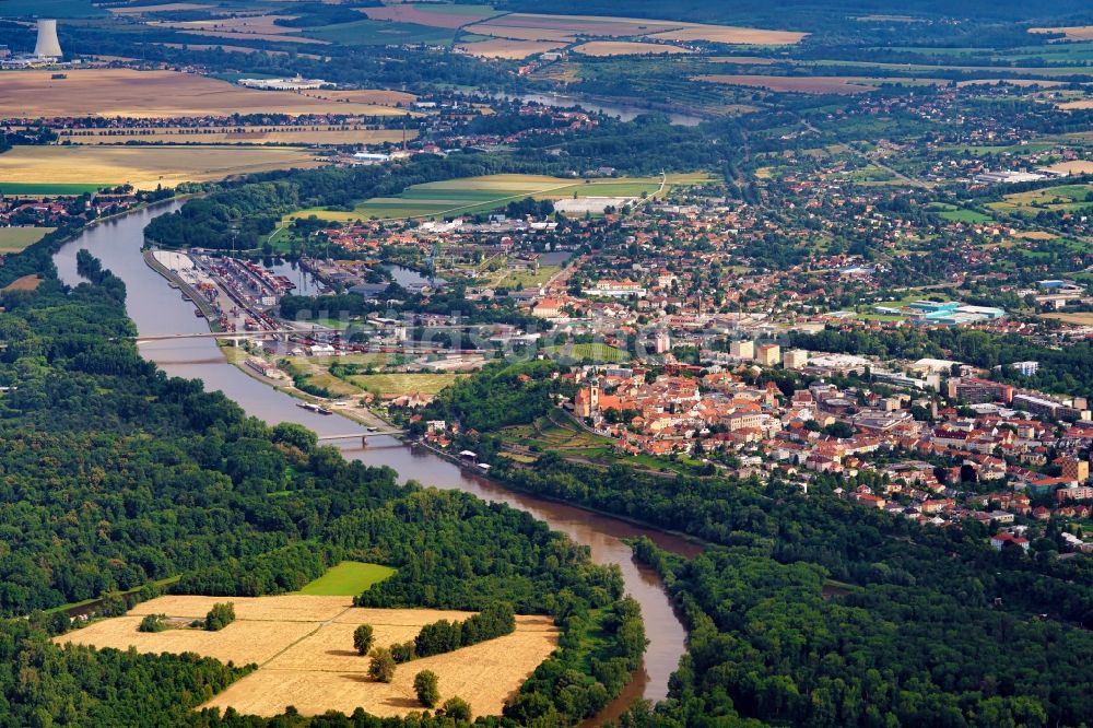 Melnik von oben - Stadtansicht am Ufer des Flußverlaufes der Elbe in Melnik in Stredocesky kraj - Mittelböhmische Region, Tschechien