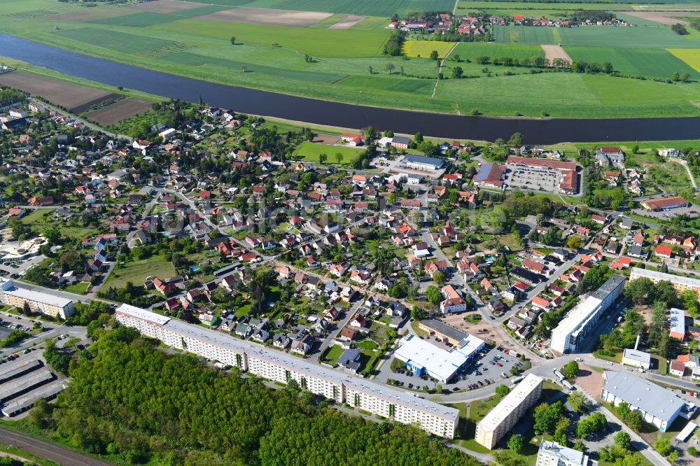 Luftaufnahme Nünchritz - Stadtansicht am Ufer des Flußverlaufes der Elbe in Nünchritz im Bundesland Sachsen, Deutschland