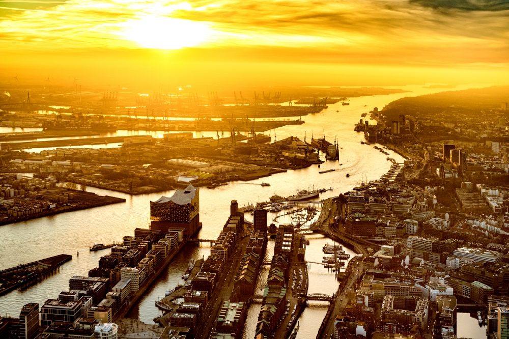 Hamburg von oben - Stadtansicht am Ufer des Flußverlaufes der Elbe im Ortsteil HafenCity in Hamburg, Deutschland