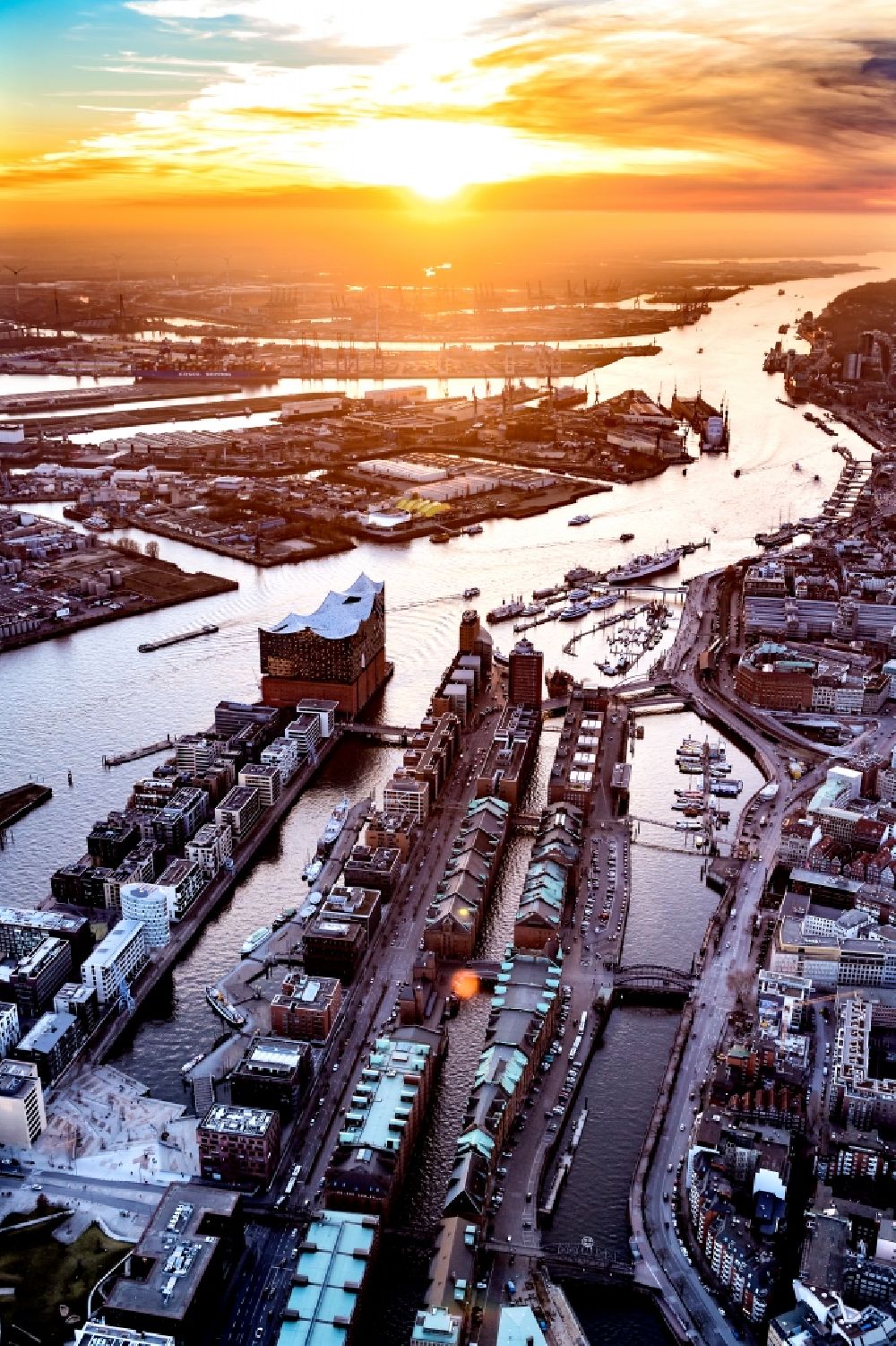 Hamburg aus der Vogelperspektive: Stadtansicht am Ufer des Flußverlaufes der Elbe im Ortsteil HafenCity in Hamburg, Deutschland