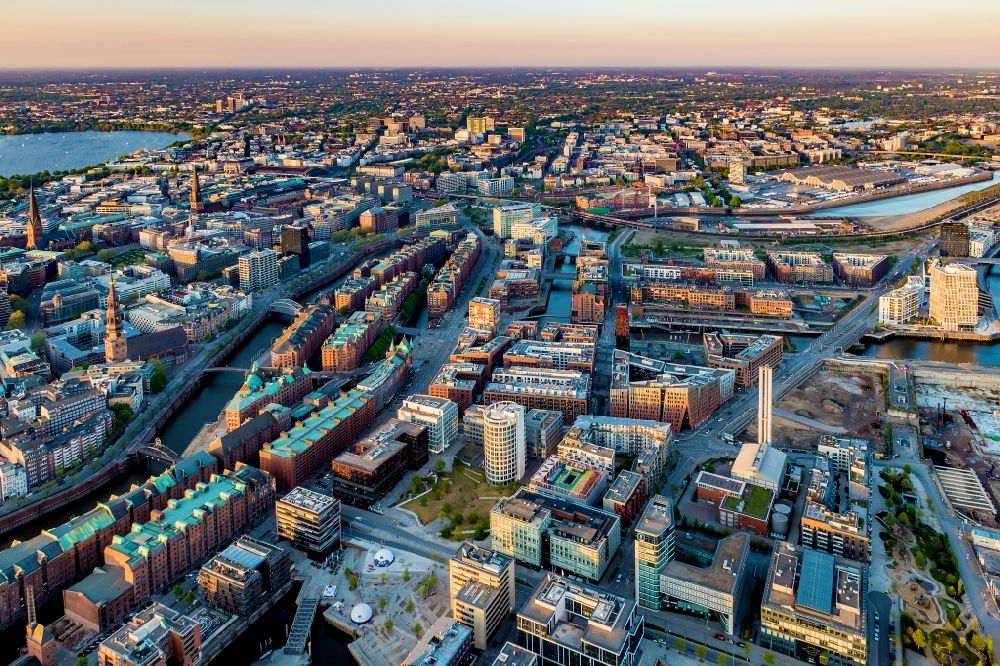 Luftbild Hamburg - Stadtansicht am Ufer des Flußverlaufes der Elbe im Ortsteil HafenCity in Hamburg, Deutschland