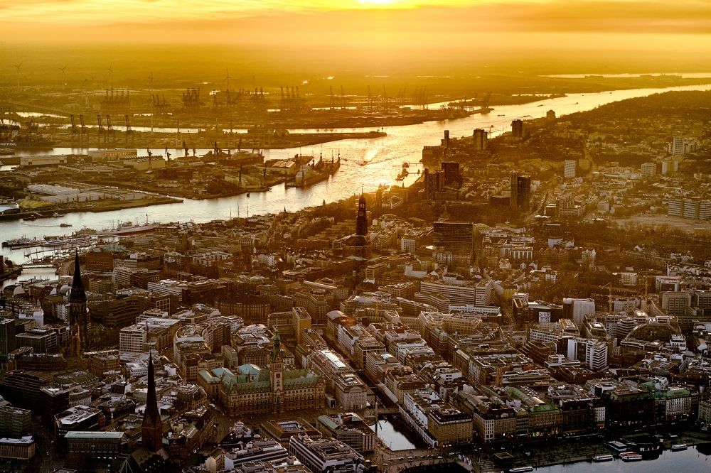 Hamburg von oben - Stadtansicht am Ufer des Flußverlaufes der Elbe im Ortsteil HafenCity in Hamburg, Deutschland