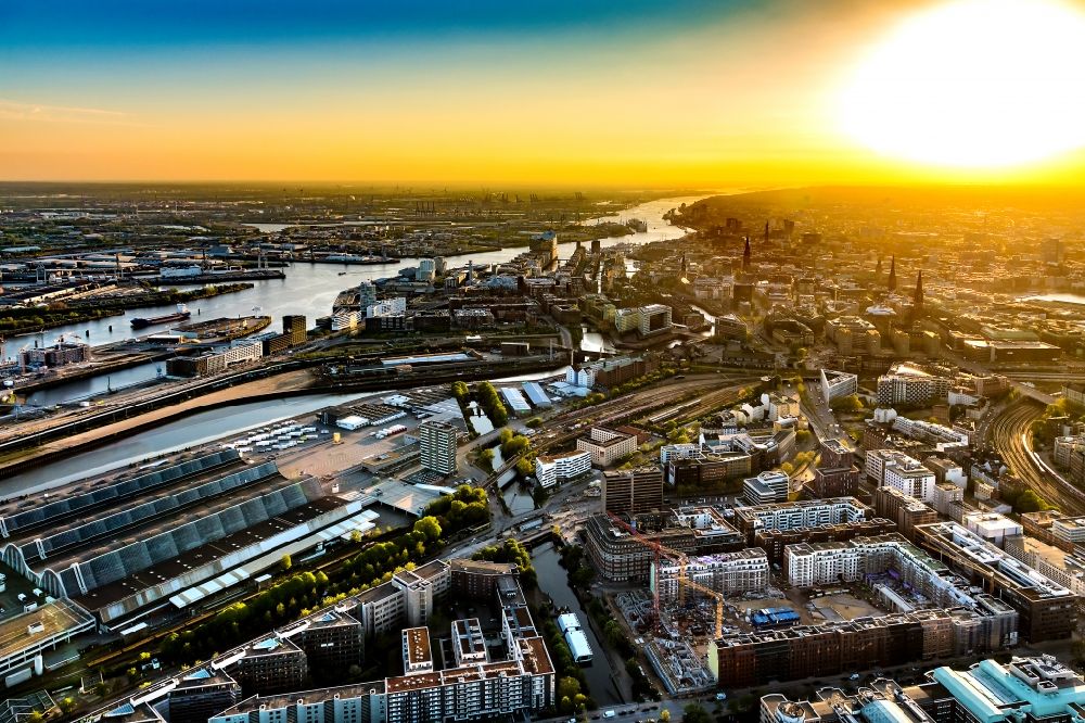 Luftbild Hamburg - Stadtansicht am Ufer des Flußverlaufes der Elbe im Ortsteil HafenCity in Hamburg, Deutschland