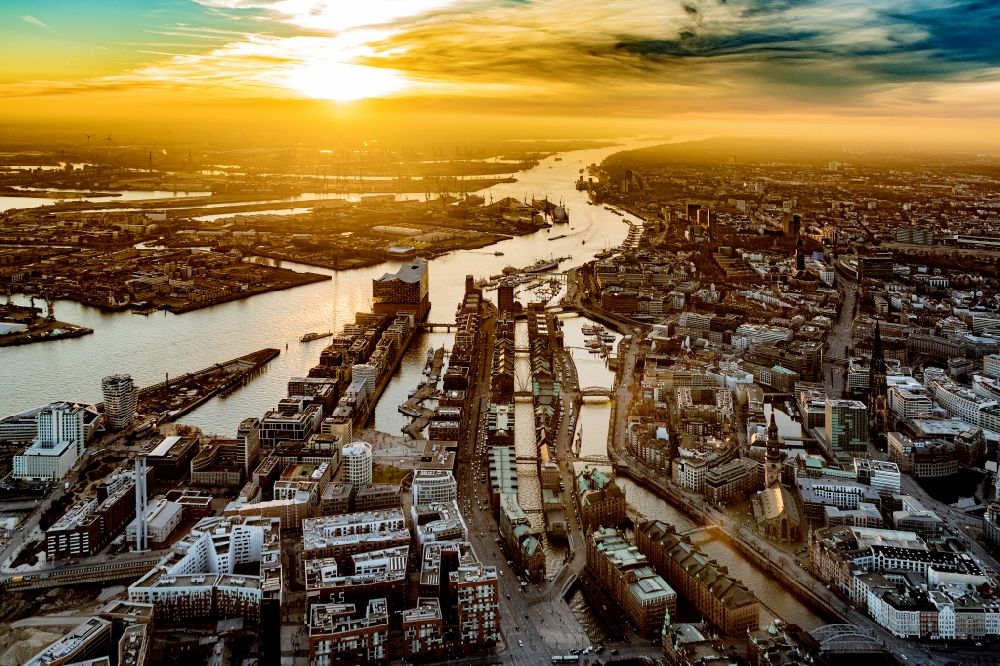 Luftaufnahme Hamburg - Stadtansicht am Ufer des Flußverlaufes der Elbe im Ortsteil HafenCity in Hamburg, Deutschland
