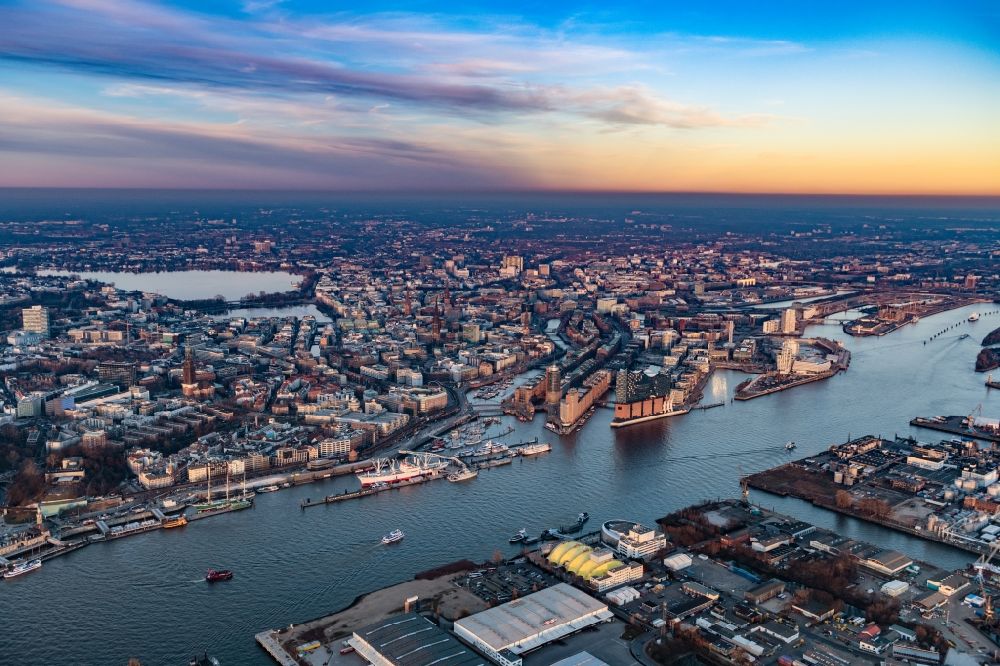 Luftaufnahme Hamburg - Stadtansicht am Ufer des Flußverlaufes der Elbe im Ortsteil HafenCity in Hamburg, Deutschland