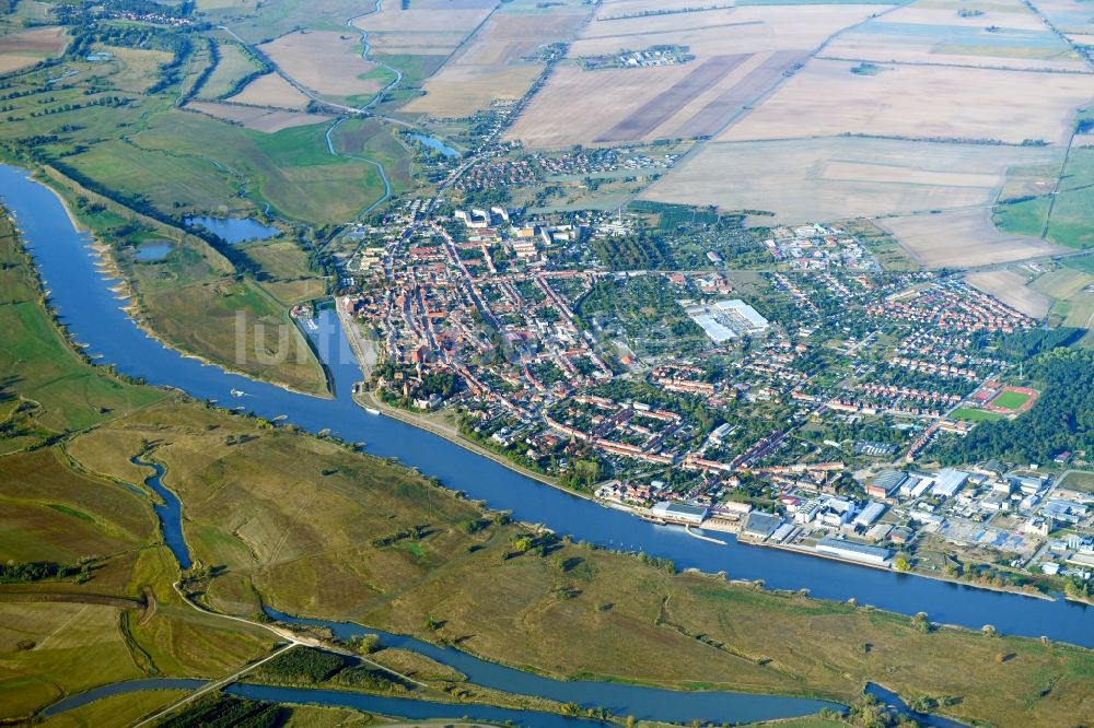 Luftaufnahme Tangermünde - Stadtansicht am Ufer des Flußverlaufes der Elbe in Tangermünde im Bundesland Sachsen-Anhalt, Deutschland