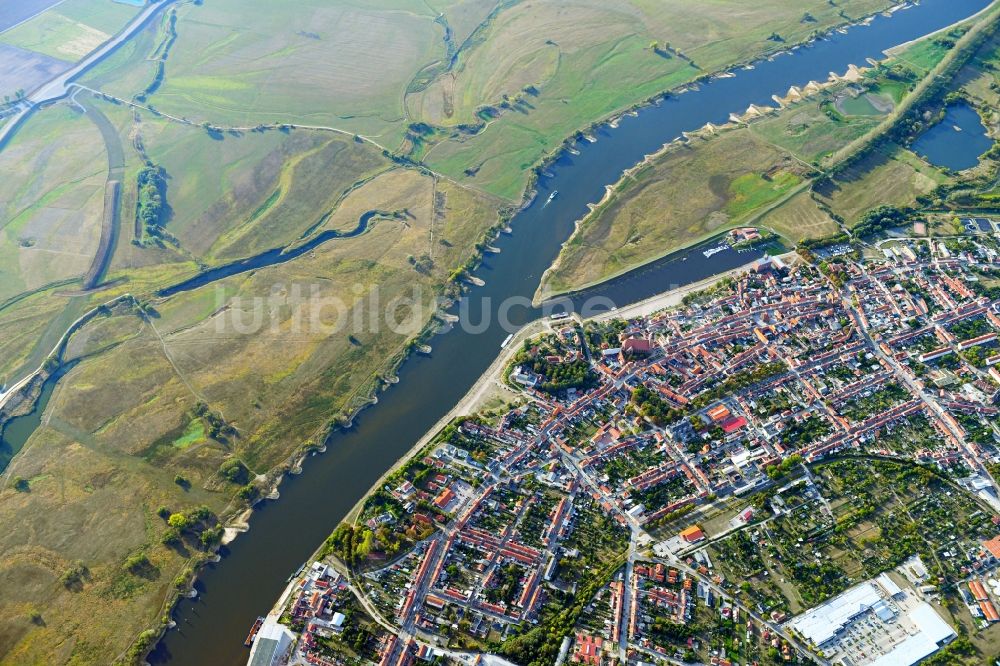 Luftaufnahme Tangermünde - Stadtansicht am Ufer des Flußverlaufes der Elbe in Tangermünde im Bundesland Sachsen-Anhalt, Deutschland