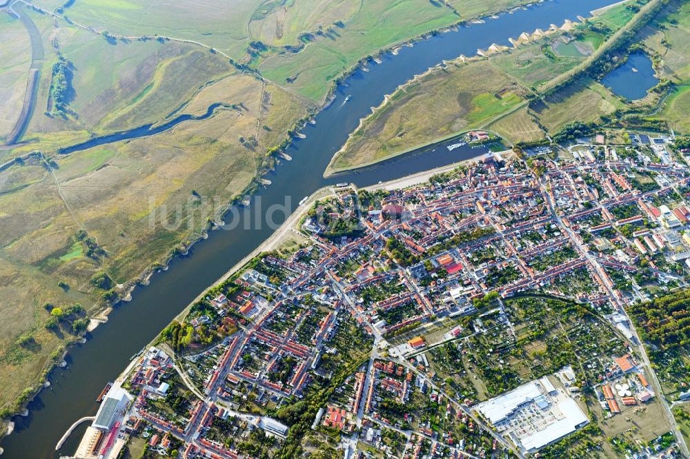 Tangermünde von oben - Stadtansicht am Ufer des Flußverlaufes der Elbe in Tangermünde im Bundesland Sachsen-Anhalt, Deutschland