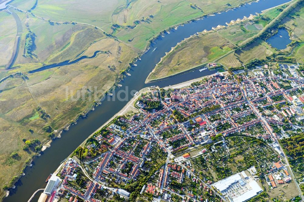 Luftbild Tangermünde - Stadtansicht am Ufer des Flußverlaufes der Elbe in Tangermünde im Bundesland Sachsen-Anhalt, Deutschland