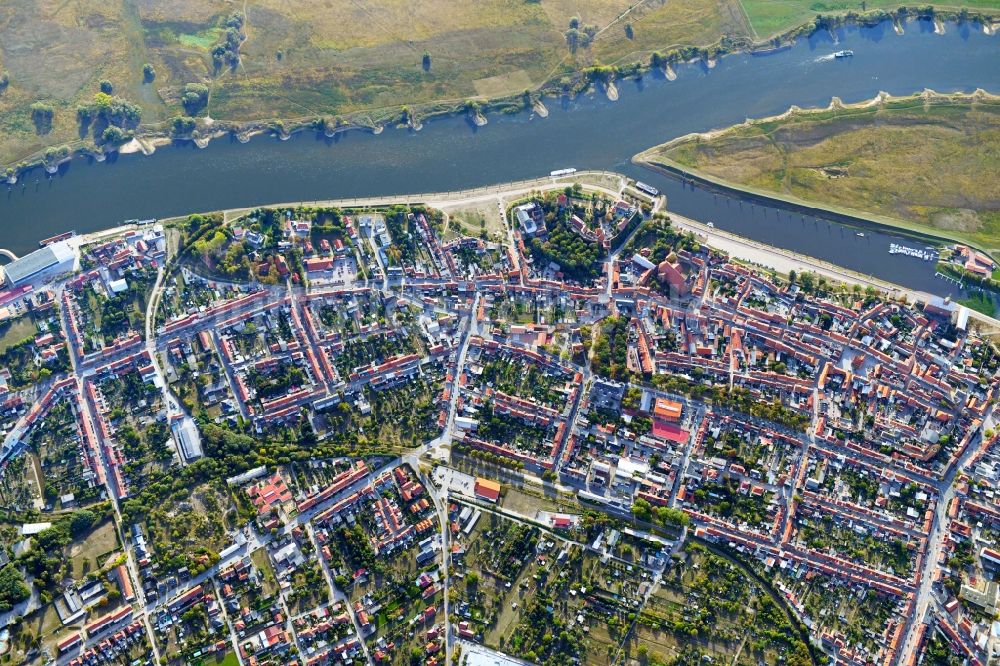 Luftbild Tangermünde - Stadtansicht am Ufer des Flußverlaufes der Elbe in Tangermünde im Bundesland Sachsen-Anhalt, Deutschland
