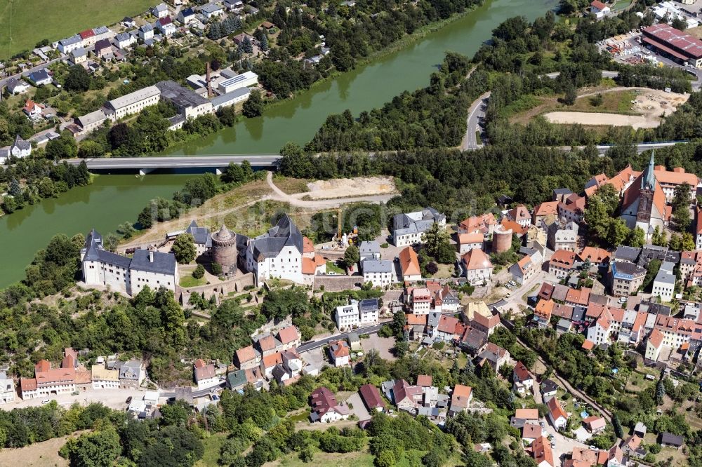 Luftaufnahme Leisnig - Stadtansicht am Ufer des Flußverlaufes Freiberger Muldemit Blick auf die Burg Mildenstein in Leisnig im Bundesland Sachsen, Deutschland