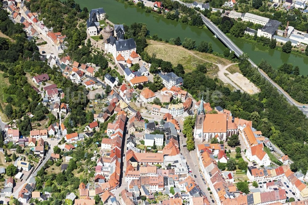 Luftbild Leisnig - Stadtansicht am Ufer des Flußverlaufes Freiberger Muldemit Blick auf die Burg Mildenstein in Leisnig im Bundesland Sachsen, Deutschland