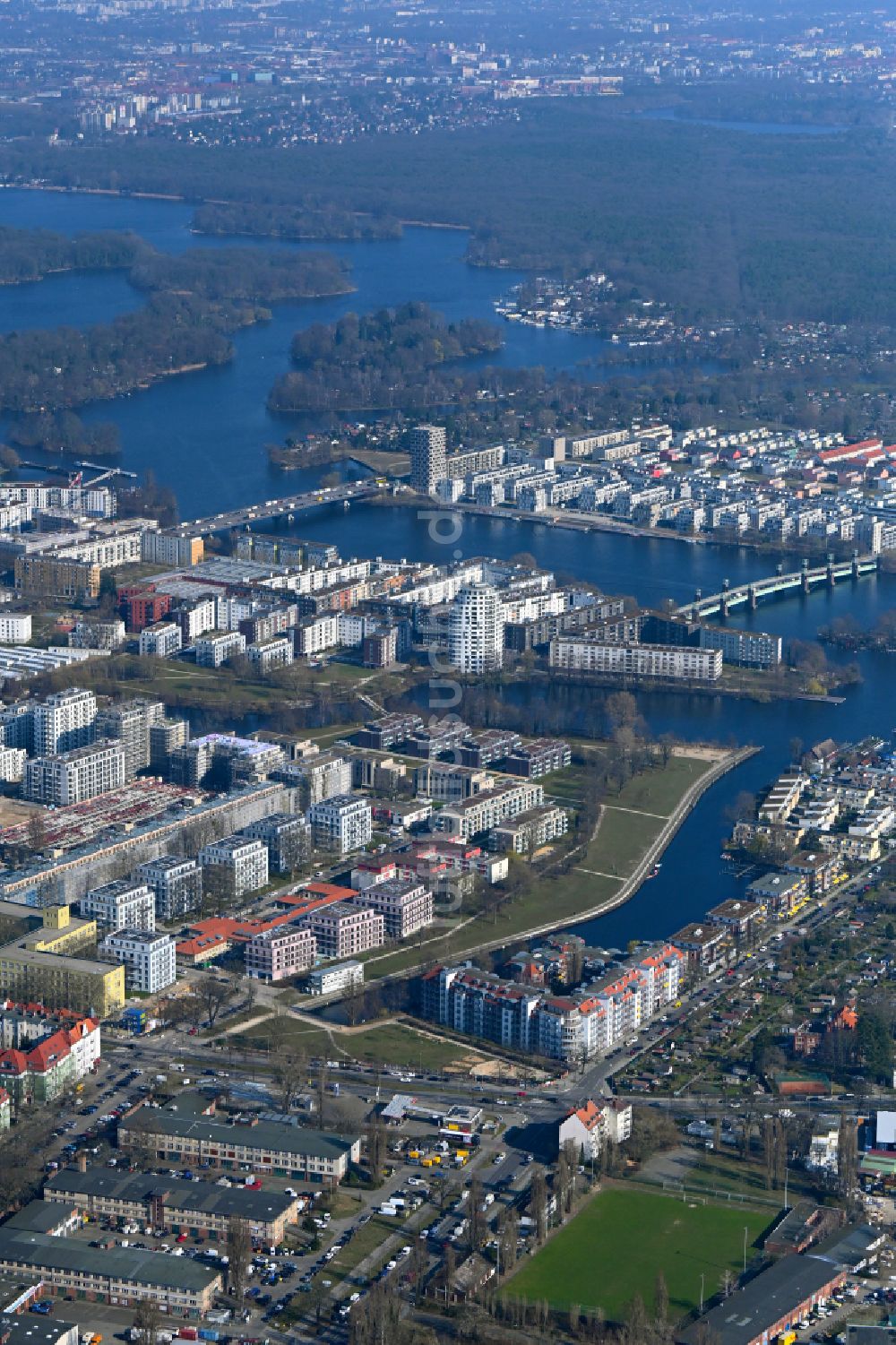 Luftaufnahme Berlin - Stadtansicht am Ufer des Flußverlaufes der Havel in Berlin, Deutschland