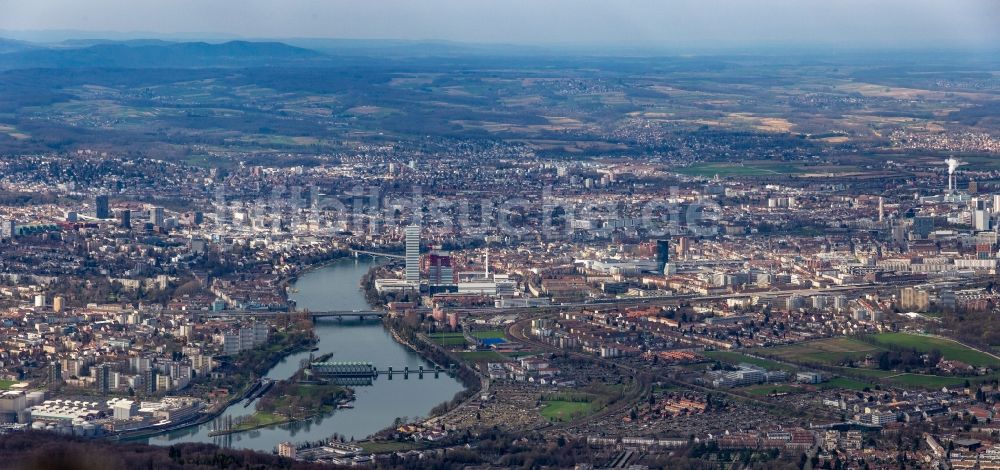 Luftbild Basel - Stadtansicht am Ufer des Flußverlaufes des Hochrhein in Basel, Schweiz