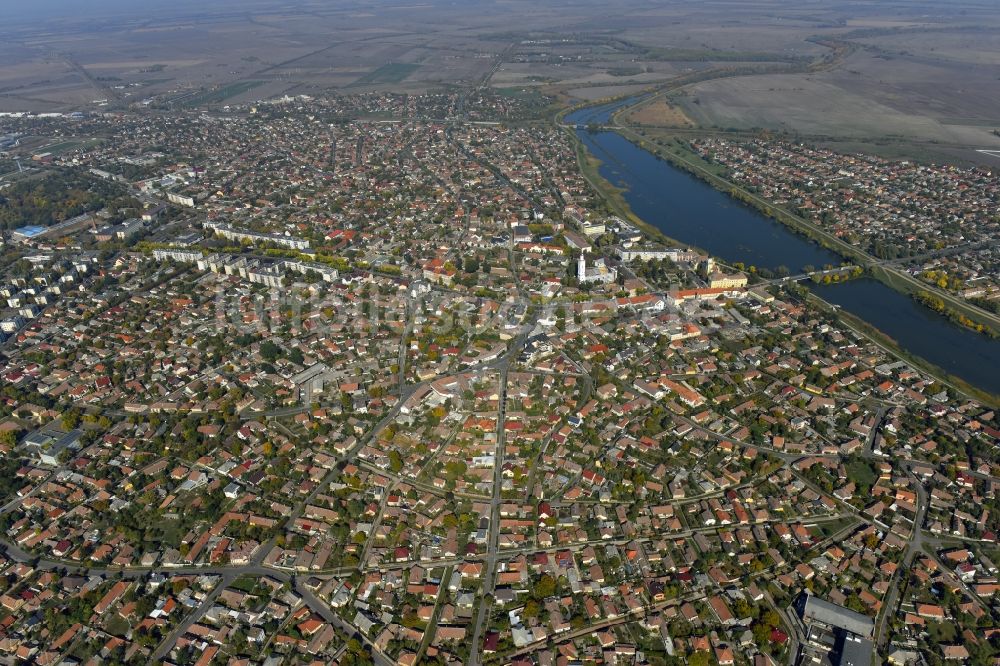 Mezötur aus der Vogelperspektive: Stadtansicht am Ufer des Flußverlaufes Hortobagy-Berettyo in Mezötur in Jasz-Nagykun-Szolnok, Ungarn