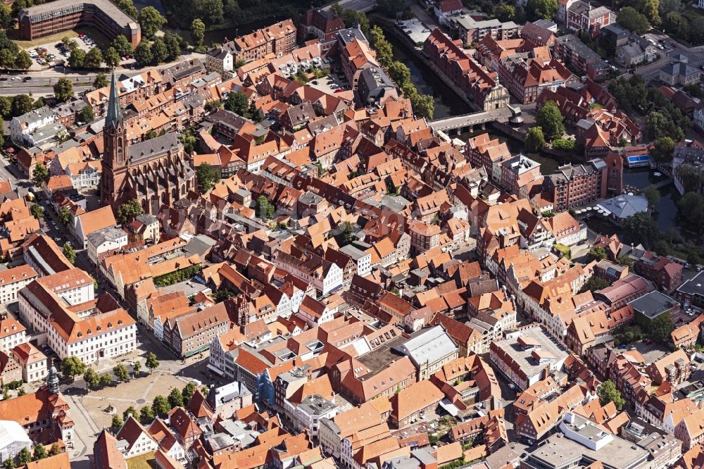 Lüneburg von oben - Stadtansicht am Ufer des Flußverlaufes der Ilmenau in der Altstadt in Lüneburg im Bundesland Niedersachsen, Deutschland